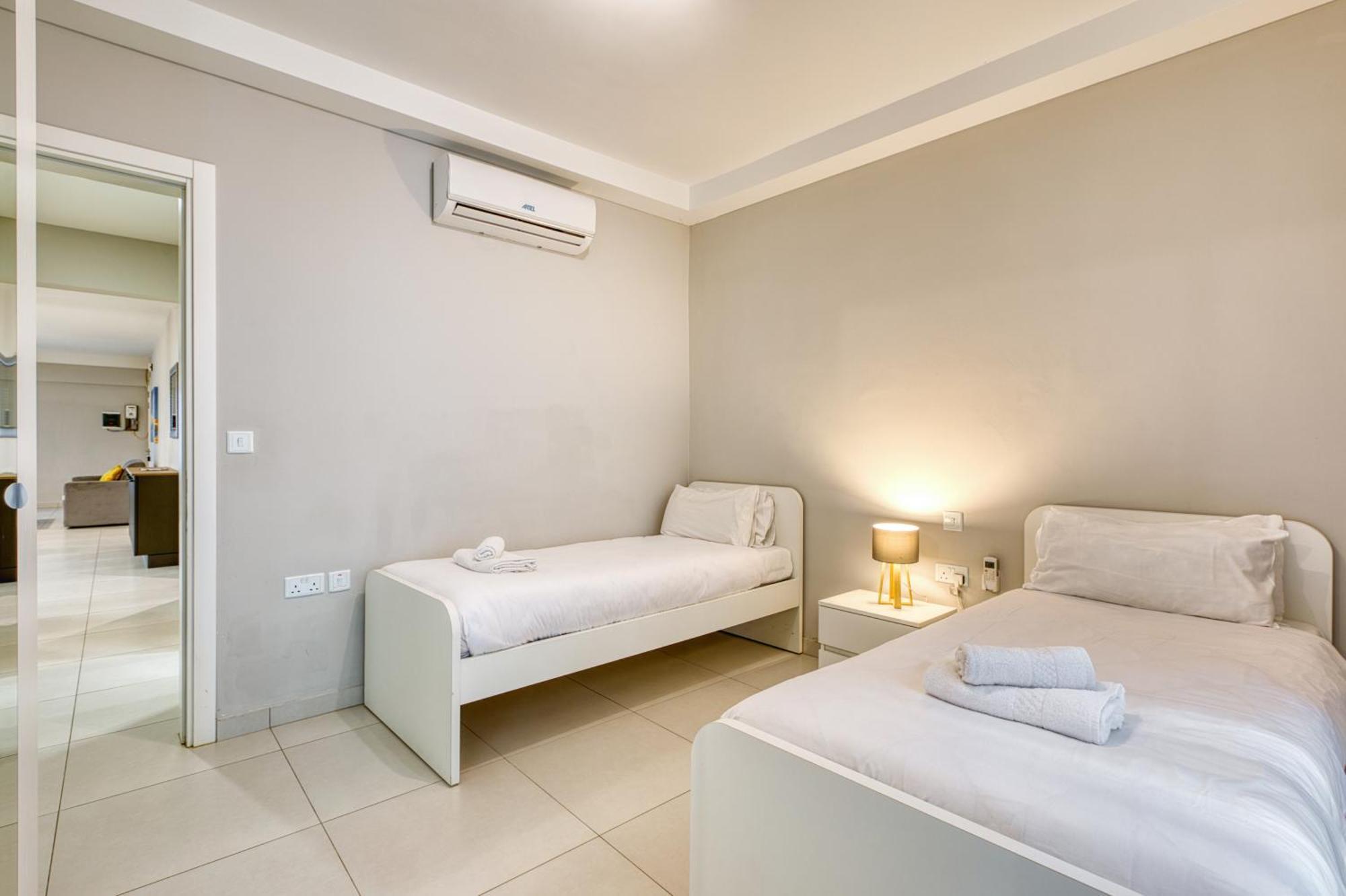 Unique Two Bedroom Apt With Huge Outdoor Area And Close To Entertainment Is-Swieqi Экстерьер фото